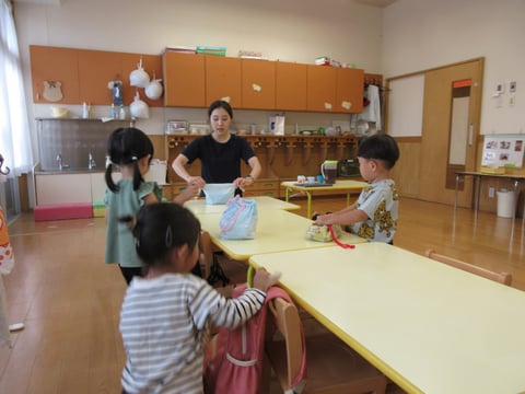先生の説明を聞きながら一つひとつ、一緒にお支度をしていきます。
